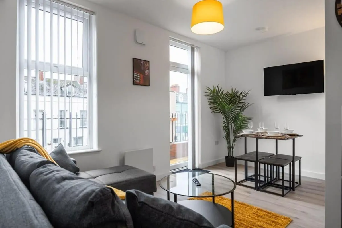 Smart 2 Bedroom Apartment In Belfast East Village