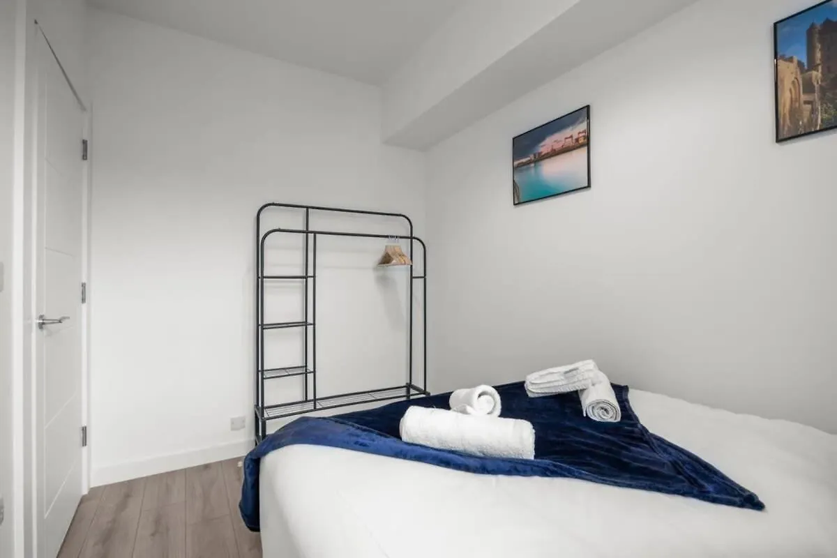 Smart 2 Bedroom Apartment In Belfast East Village
